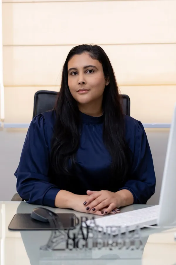 Dra. Gabriella Figueiredo em frente ao computador, pronta para uma teleconsulta ortopédica